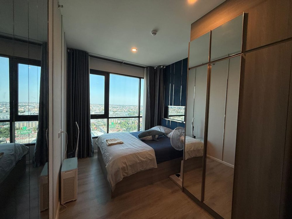 High-floor Bangkok bedroom with skyline view